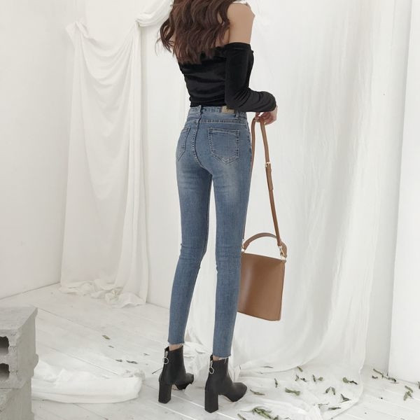 Model de blugi de dama stilati slim, cu crapatura in talie