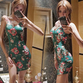 Rochie scurta de dama eleganta cu motiv floral si bretele subtiri