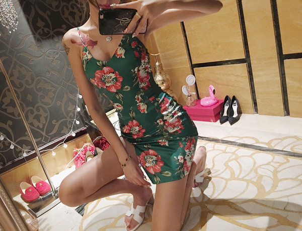 Rochie scurta de dama eleganta cu motiv floral si bretele subtiri