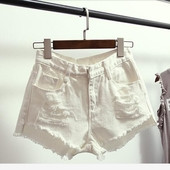 Pantaloni scurți rupti de damă în alb