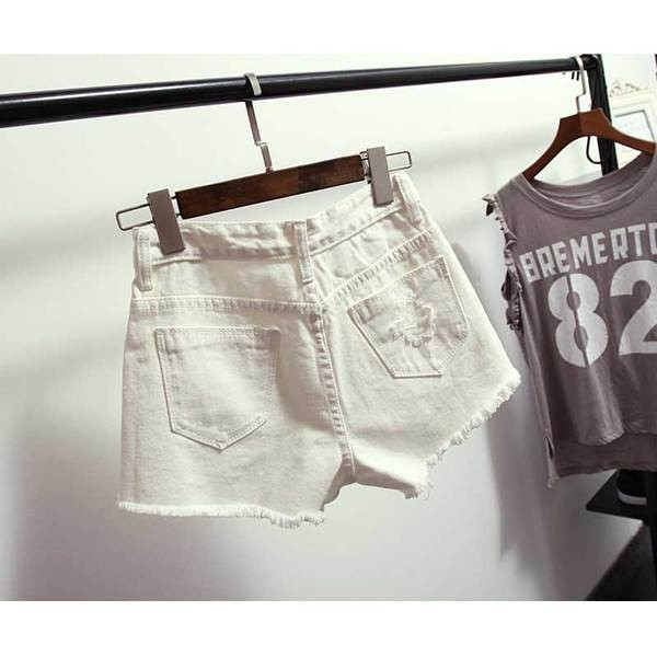 Pantaloni scurți rupti de damă în alb