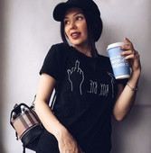 Tricou de damă cu o inscripție de culoare neagră potrivit pentru uzul de zi cu zi