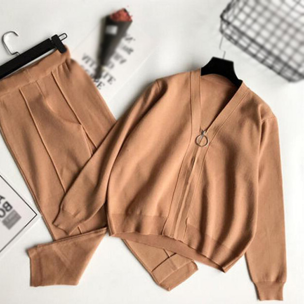 Set sport pentru femei din două părți - hanorac și pantaloni în trei culori