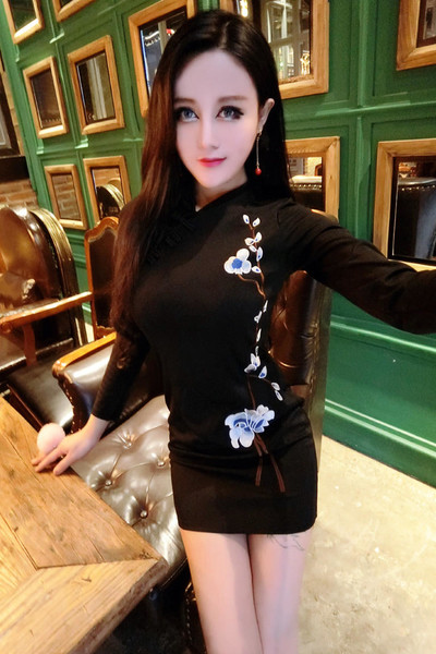 Rochie sportivă-elegantă de damă, cu guler polo înalt în formă de O și broderie frumoasă în două culori