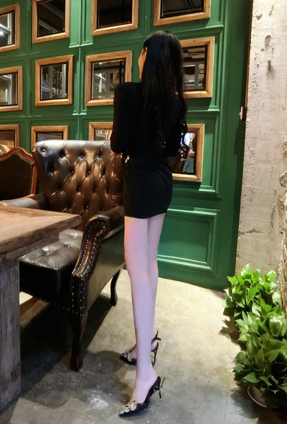 Rochie sportivă-elegantă de damă, cu guler polo înalt în formă de O și broderie frumoasă în două culori