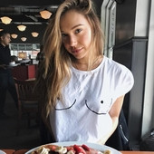 Tricou simplu de dama in culoarea alba potrivit pentru utilizarea de zi cu zi