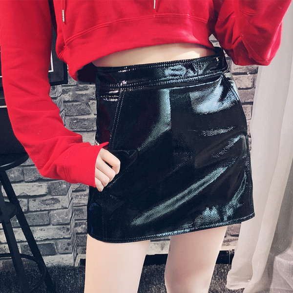 Fusta scurta de dama eleganta, cu talie inalta si buzunare frontale