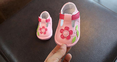 Sandale casual pentru copii pentru fete cu motiv floral in alb si roz