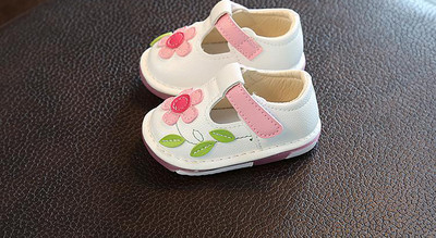 Sandale casual pentru copii pentru fete cu motiv floral in alb si roz