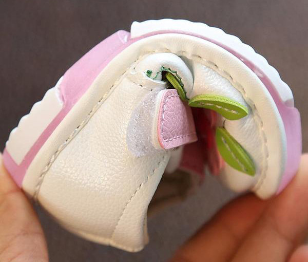 Sandale casual pentru copii pentru fete cu motiv floral in alb si roz