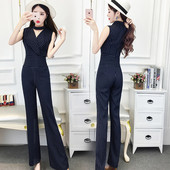 Elegáns, csíkos, hosszú női jumpsuit V-nyakkal