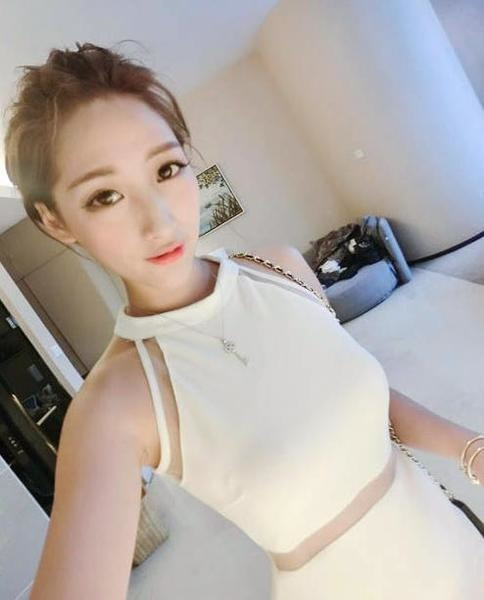 Семпла дамска рокля,подходяща за ежедневие в бял и черен цвят