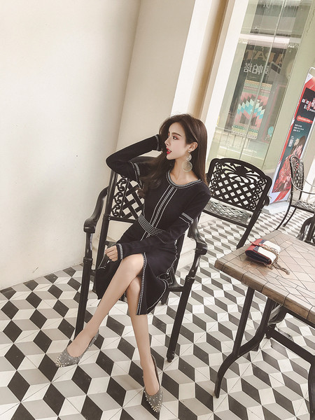 Елегантна дълга дамска рокля с О-образна яка и цепка в черен цвят