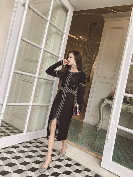 Елегантна дълга дамска рокля с О-образна яка и цепка в черен цвят