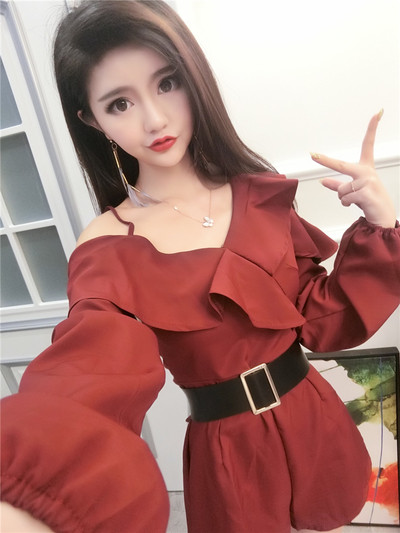 Stílusos női rövid jumpsuit V-nyakkal, két színben