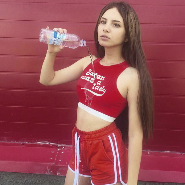 Спортен дамски топ с О-образно деколте и надпис, в червен цвят