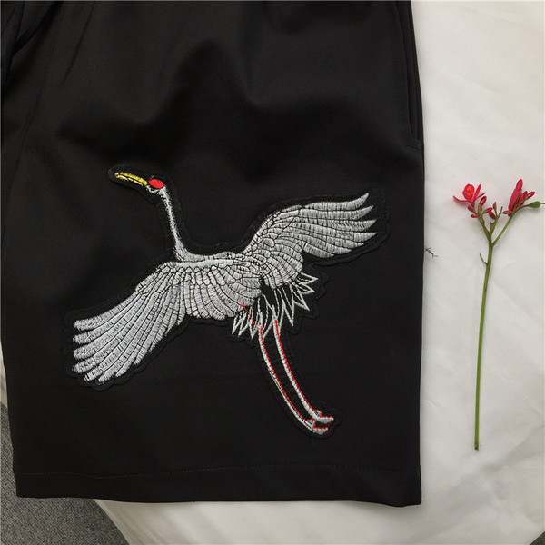 Мъжки къси панталони с метални елементи, надпис и цветна бродерия