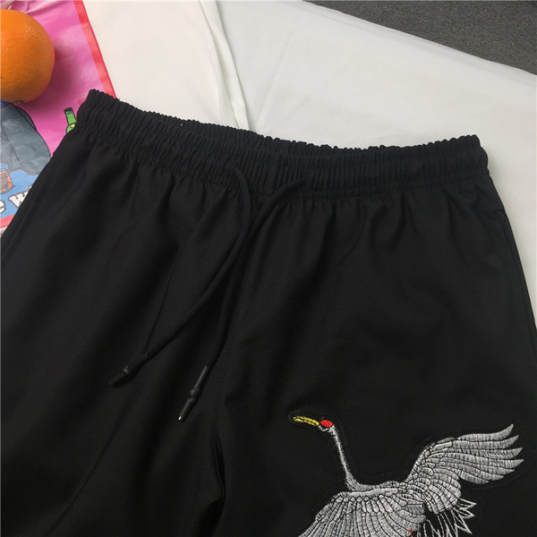 Мъжки къси панталони с метални елементи, надпис и цветна бродерия