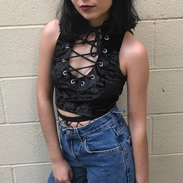 Дамски скъсен топ от кадифе с връзки в черен цвят