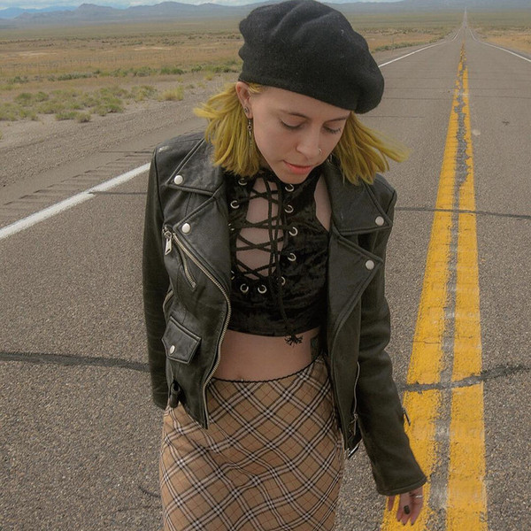 Дамски скъсен топ от кадифе с връзки в черен цвят