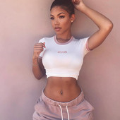 Къса дамска тениска с къс ръкав с О-образна яка