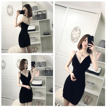 Семпла дамска рокля с дълбоко V-образно деколте и тънки презрамки в черен цвят