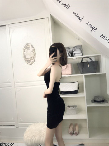 Семпла дамска рокля с дълбоко V-образно деколте и тънки презрамки в черен цвят