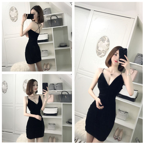 Семпла дамска рокля с дълбоко V-образно деколте и тънки презрамки в черен цвят