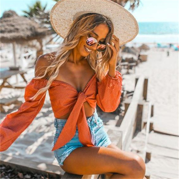 Модерна скъсена дамска риза с голи рамене и широки ръкави