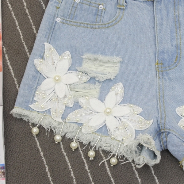 Модерни дамски къси дънкови панталони с 3D бродерия и декоративни пайети в два цвята