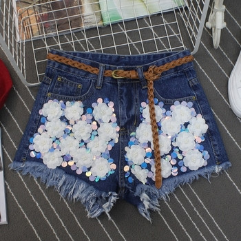 Μοντέρνα γυναικεία short jeans με διακοσμητικές πούλιες και κρόσσια σε ελαφρύ στυλ και σκούρο χρώμα