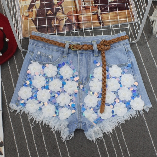 Модерни дамски къси дънкови панталони с декоративни пайети и ресни в светъл и тъмен цвят