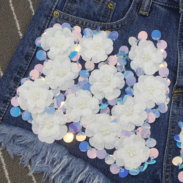 Модерни дамски къси дънкови панталони с декоративни пайети и ресни в светъл и тъмен цвят