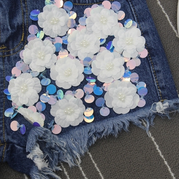 Модерни дамски къси дънкови панталони с декоративни пайети и ресни в светъл и тъмен цвят