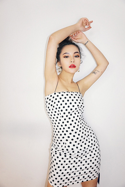 Ежедневна дамска рокля на точки в бял и черен цвят