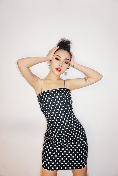 Ежедневна дамска рокля на точки в бял и черен цвят