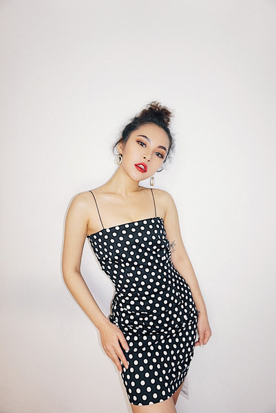 Ежедневна дамска рокля на точки в бял и черен цвят