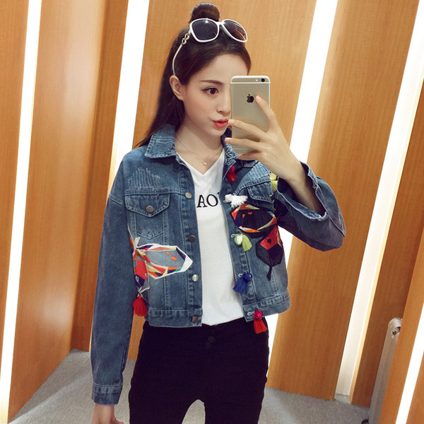 Пролетно-есенно дамско дънково яке с цветна апликация,подходящо за ежедневие