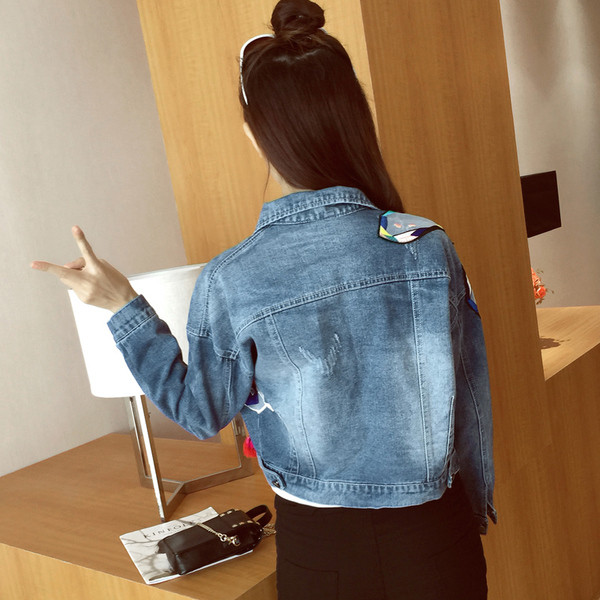 Пролетно-есенно дамско дънково яке с цветна апликация,подходящо за ежедневие