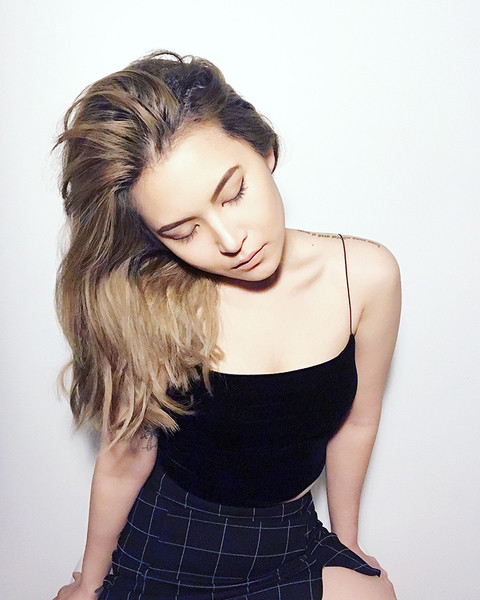 Стилен дамски топ кадифе с тънки презрамки в няколко цвята