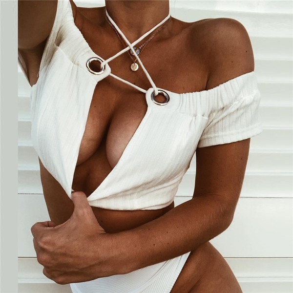 Стилен дамски топ с къс ръкав в бял цвят с голи рамене и връзки 