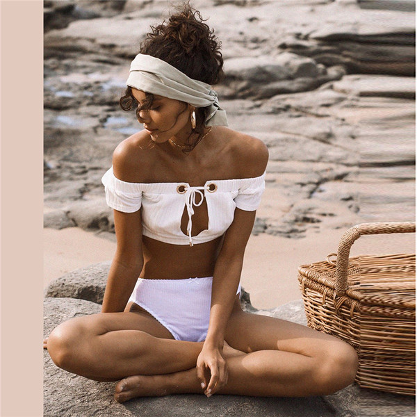 Стилен дамски топ с къс ръкав в бял цвят с голи рамене и връзки 