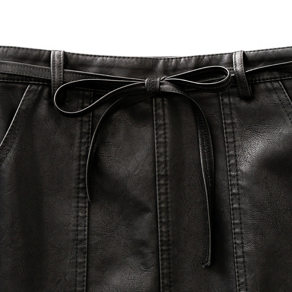 Класическа дамска дълга пола от еко кожа с висока талия и джобове в черен цвят