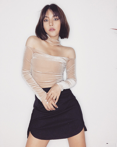 Стилна дамска блуза кадифе с паднали рамене в няколко цвята