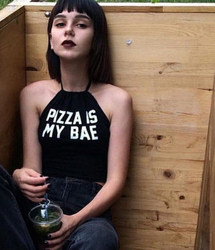 Top scurt sport de damă cu o inscripție interesantă în alb și negru