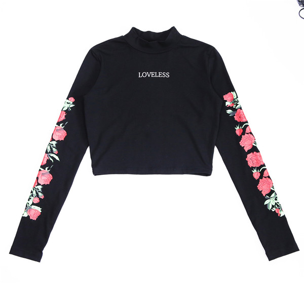 Дамска скъсена блуза в черен цвят с флорална декорация на ръкавите