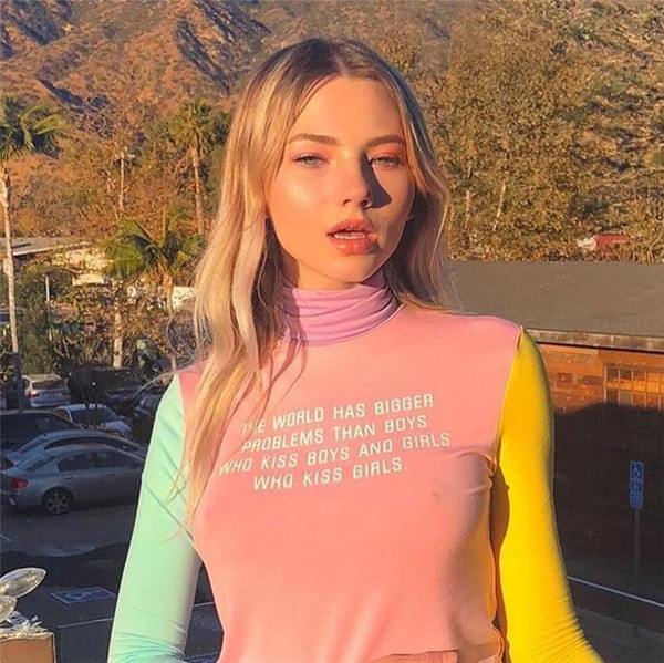 Спорна цветна дамска блуза с поло яка и надпис