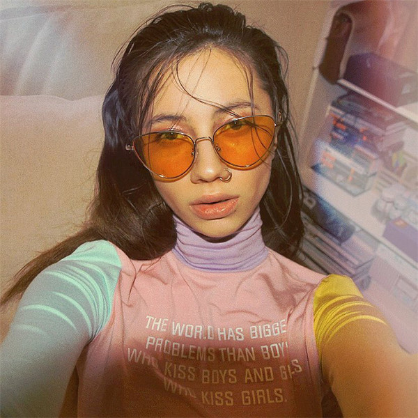 Спорна цветна дамска блуза с поло яка и надпис