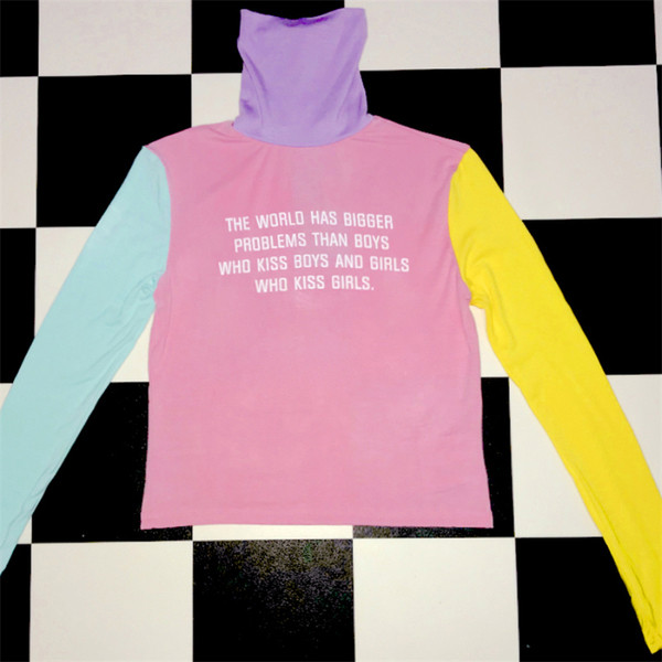 Спорна цветна дамска блуза с поло яка и надпис