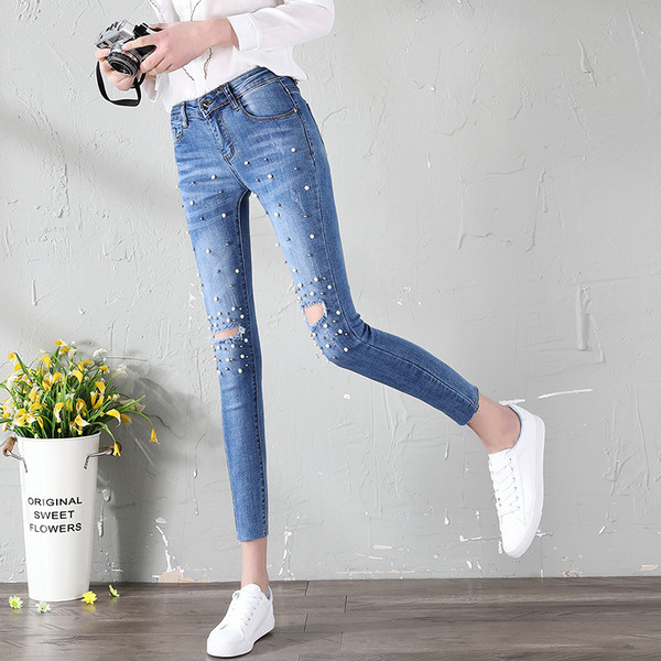 Актуални дамски дънки с декоративни перли в светъл цвят